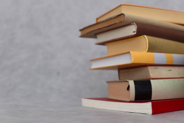 Tahta masadaki kitap yığını.
