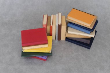Beyaz arkaplan üzerine kitap yığını
