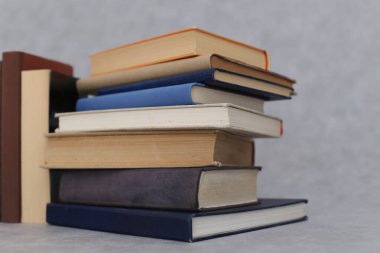 Tahta masadaki kitap yığını.