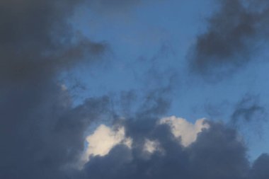 Mavi gökyüzünün soyut arkaplanı