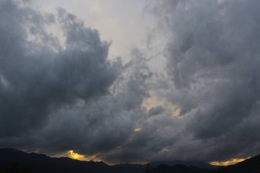 Denizin üzerinde güzel bir gün batımı