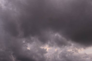 Gökyüzündeki kara bulutlar