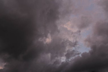 Gökyüzündeki kara bulutlar