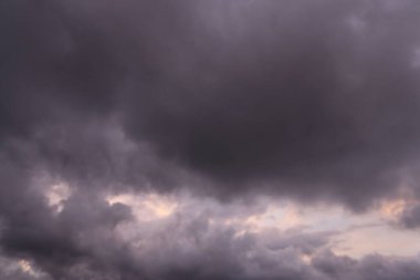 Gökyüzündeki kara bulutlar