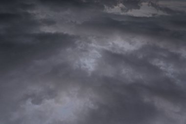 Gökyüzündeki kara bulutlar