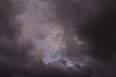 Gökyüzündeki kara bulutlar