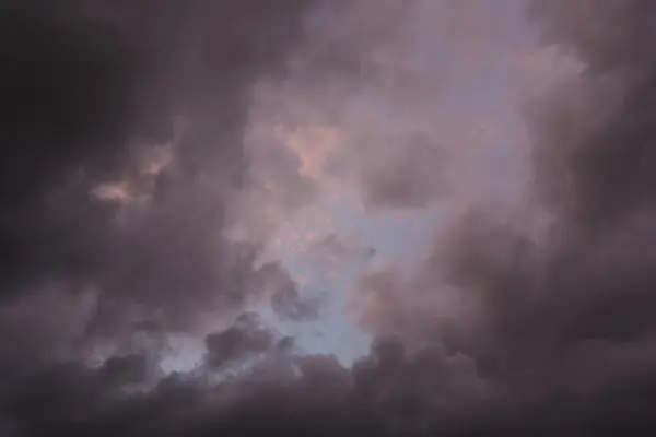 Langit Gelap Dengan Awan Awan Mendung — Stok Foto