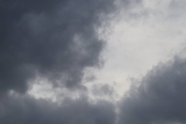 Gökyüzündeki kara bulutlar