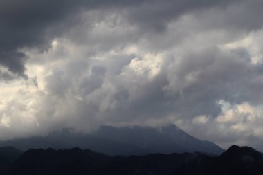 Bulutları ve mavi gökyüzü olan güzel bir manzara.