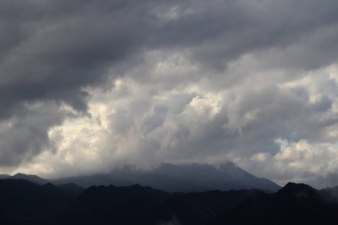 Bulutları ve mavi gökyüzü olan güzel bir manzara.