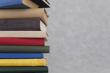 Beyaz arkaplanda bir yığın kitap