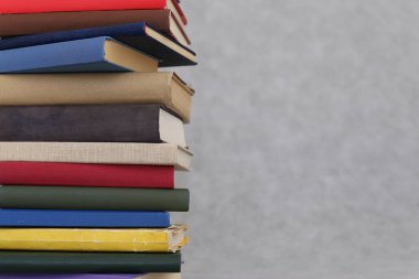 Beyaz arkaplan üzerine kitap yığını