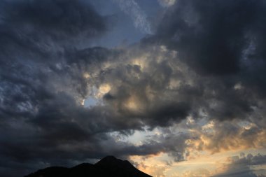 Bulutların üzerinde güzel gün batımı