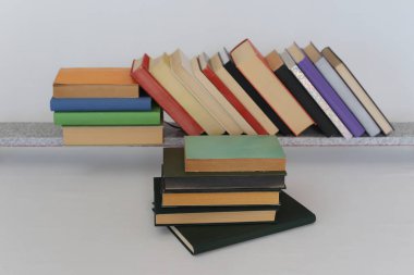 Beyaz arkaplan üzerine kitap yığını