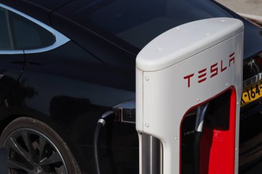 Modern araba caddelerde şarj oluyor.