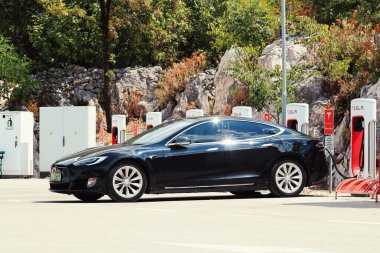 Moskova, Rusya-Mayıs, 2017: Araba Barselona 'da caddeye park edilmiş.