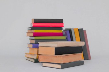 Beyaz arkaplan üzerine kitap yığını