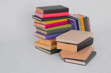 Beyaz arkaplan üzerine kitap yığını