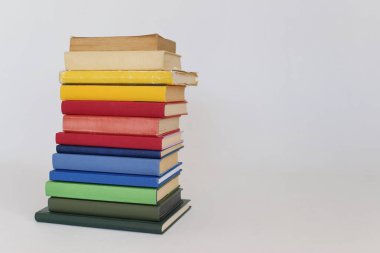 Beyaz arkaplan üzerine kitap yığını