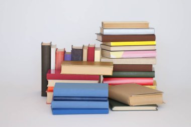 Beyaz arkaplan üzerine kitap yığını
