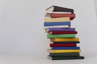 Beyaz arkaplan üzerine kitap yığını
