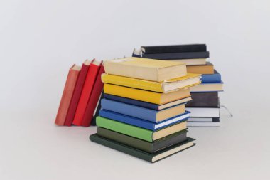 Beyaz arkaplan üzerine kitap yığını