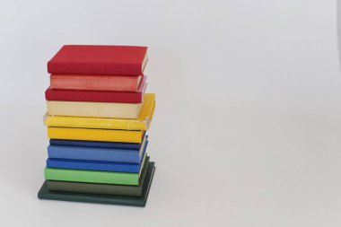 Beyaz arkaplan üzerine kitap yığını