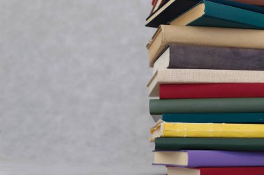 Beyaz arkaplan üzerine kitap yığını