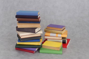 Beyaz arkaplan üzerine kitap yığını