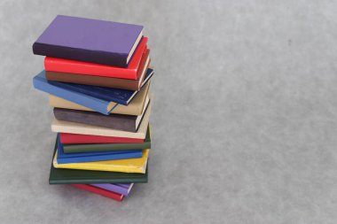 Beyaz arkaplan üzerine kitap yığını