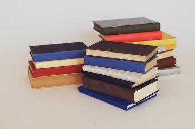 Farklı ülkelerde bir yığın kitap. beyaz arkaplanda izole