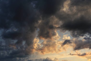 Güzel gün batımı gökyüzü bulutlu