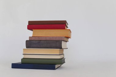 kitaplar, kitap yığını ve diğer ögeler