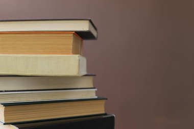 Hafif arkaplanda bir yığın eski kitap