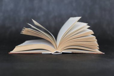 Ahşap arkaplan üzerine kitabı aç