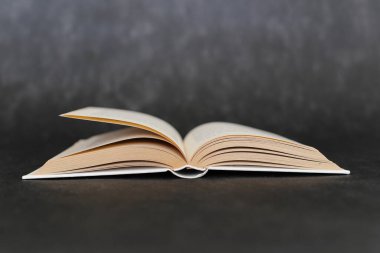 Siyah arkaplan üzerine kitabı aç