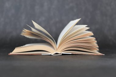 Siyah arkaplan üzerine kitabı aç