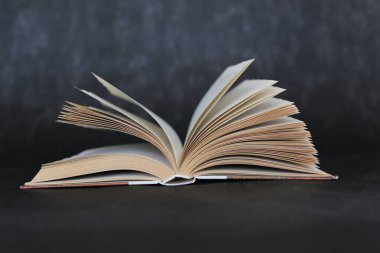 Siyah arkaplan üzerine kitabı aç