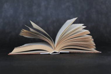 Siyah arkaplan üzerine kitabı aç