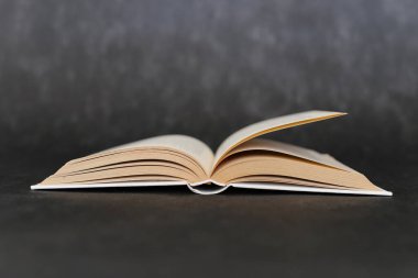 Siyah arkaplan üzerine kitabı aç