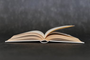 Siyah arkaplan üzerine kitabı aç