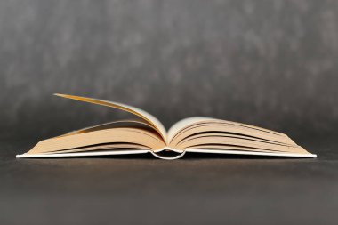 Ahşap arkaplan üzerine kitabı aç