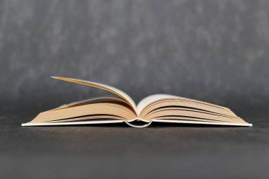 Siyah arkaplan üzerine kitabı aç