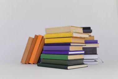 Beyaz arkaplan üzerine kitap yığını
