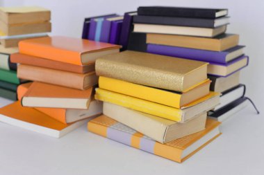 Beyaz arkaplan üzerine kitap yığını