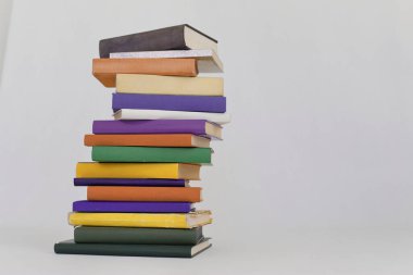 Beyaz arkaplan üzerine kitap yığını