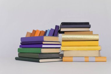 Beyaz arkaplan üzerine kitap yığını
