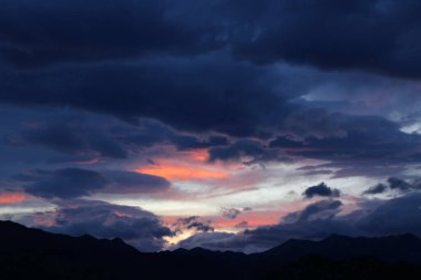 Dağın üstünde güzel bir gün batımı