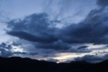 Dağların ardında güzel bir gün batımı