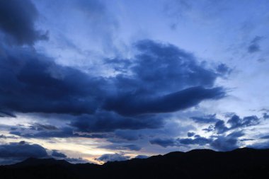 Dağın üstünde güzel bir gün batımı